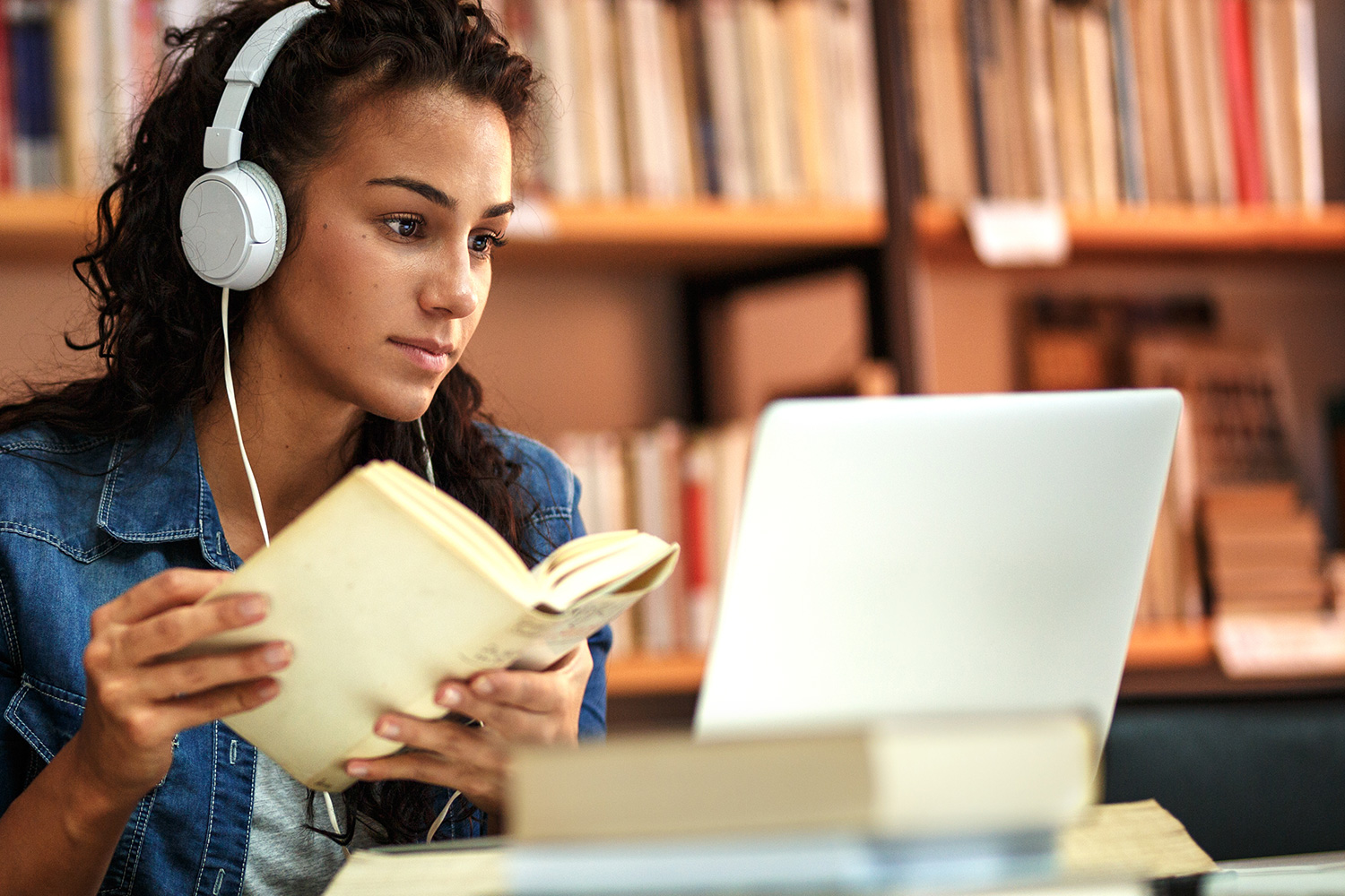 Ielts grading. Prepare listening. учебник for ielts 2. студент в наушниках. Sole proprietorship 23, the partnership 7 400, a corporation 1 700 шт гы.