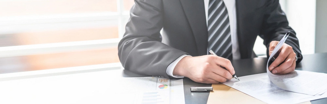 Lawyer completing a relational contract and managing the contract lifecycle 